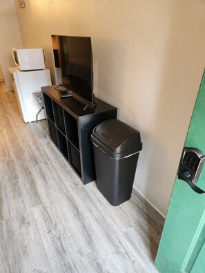 Habitación estándar | Área de sala de estar | Smart TV de 40 pulgadas con canales por cable 