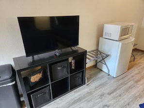 Comfort Room | Living area | 40-inch Smart TV with cable channels