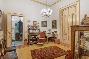 Deluxe-Suite, Stadtblick | Wohnbereich | Fernseher