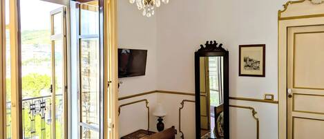 Deluxe Suite, City View