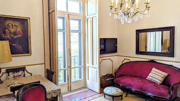 Suite Deluxe, vista città | Area soggiorno | TV