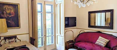 Deluxe suite, uitzicht op stad | Woonruimte | Een televisie