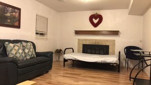 Een smart-tv en boeken