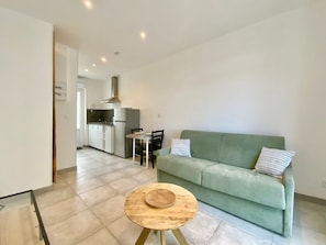 TV, offices - Le Sully, City Center Studio with A/C (Nîmes)