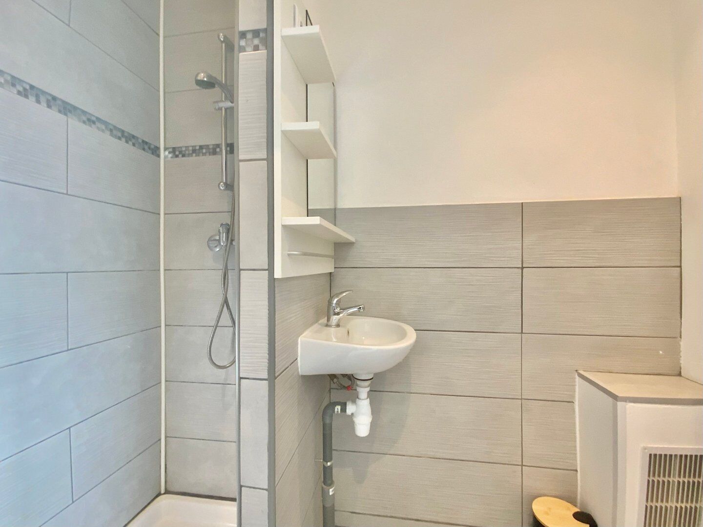 Un bagno con doccia, lavandino e WC.
