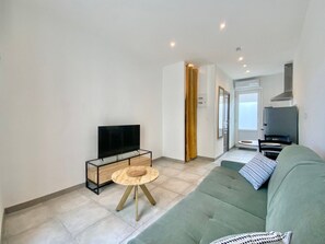 TV, offices - Le Sully, City Center Studio with A/C (Nîmes)