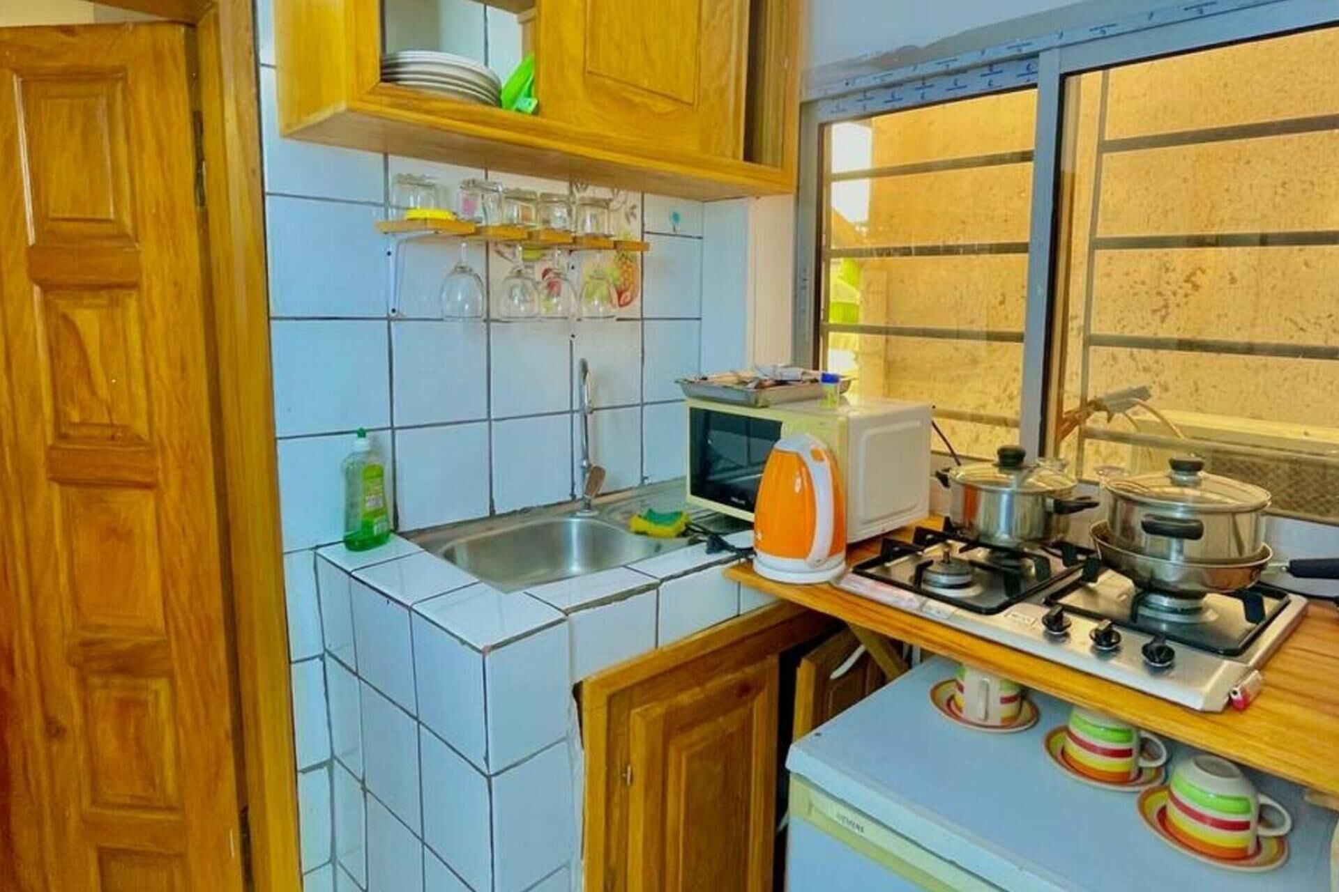 Frigorífico, microondas, horno y placa de cocina