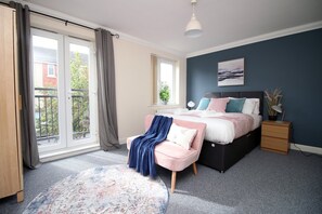 5 bedrooms, iron/ironing board, Internet, bed sheets