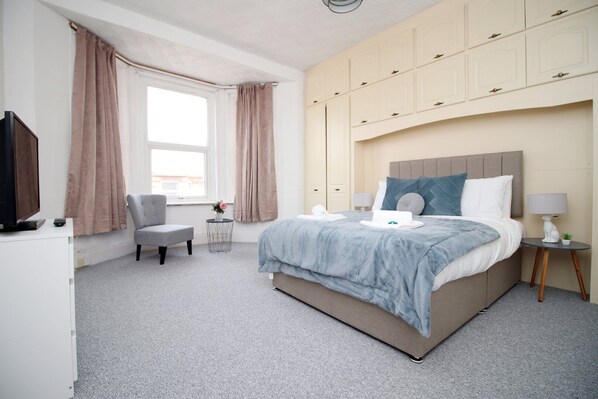 6 bedrooms, iron/ironing board, internet, bed sheets