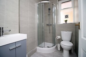 Shower, hair dryer, towels - Cathedral House by Tŷ SA (Newport)