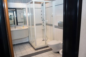 Slippers, towels, soap, shampoo - ONE PAVALION (Manama)