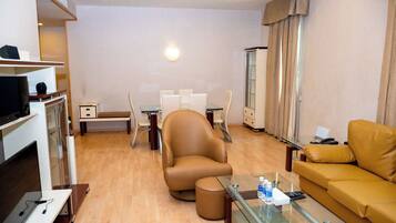 Desk, soundproofing, iron/ironing board, free WiFi