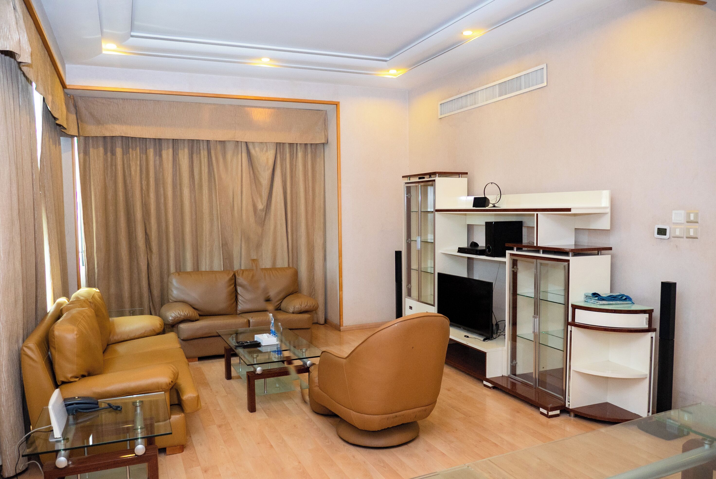 Meja kerja, kedap suara, setrika/meja setrika, dan Wi-Fi gratis