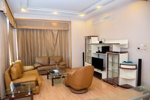 Desk, soundproofing, iron/ironing board, free WiFi - ONE PAVALION (Manama)