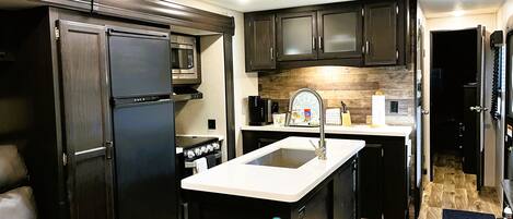 冷蔵庫、電子レンジ、オーブン、コンロ