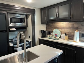 Kühlschrank, Mikrowelle, Ofen, Herdplatte