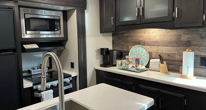 Spacious Glamper with TWO fireplaces, sleeps 2-4 in charming Dripping Springs