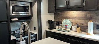 Spacious Glamper with TWO fireplaces, sleeps 2-4 in charming Dripping Springs