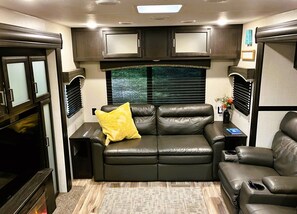 Smart-TV, Kamin, Bücher