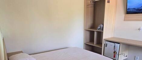 Työpöytä, kannettavalle tietokoneelle sopiva työtila, ilmainen Wi-Fi