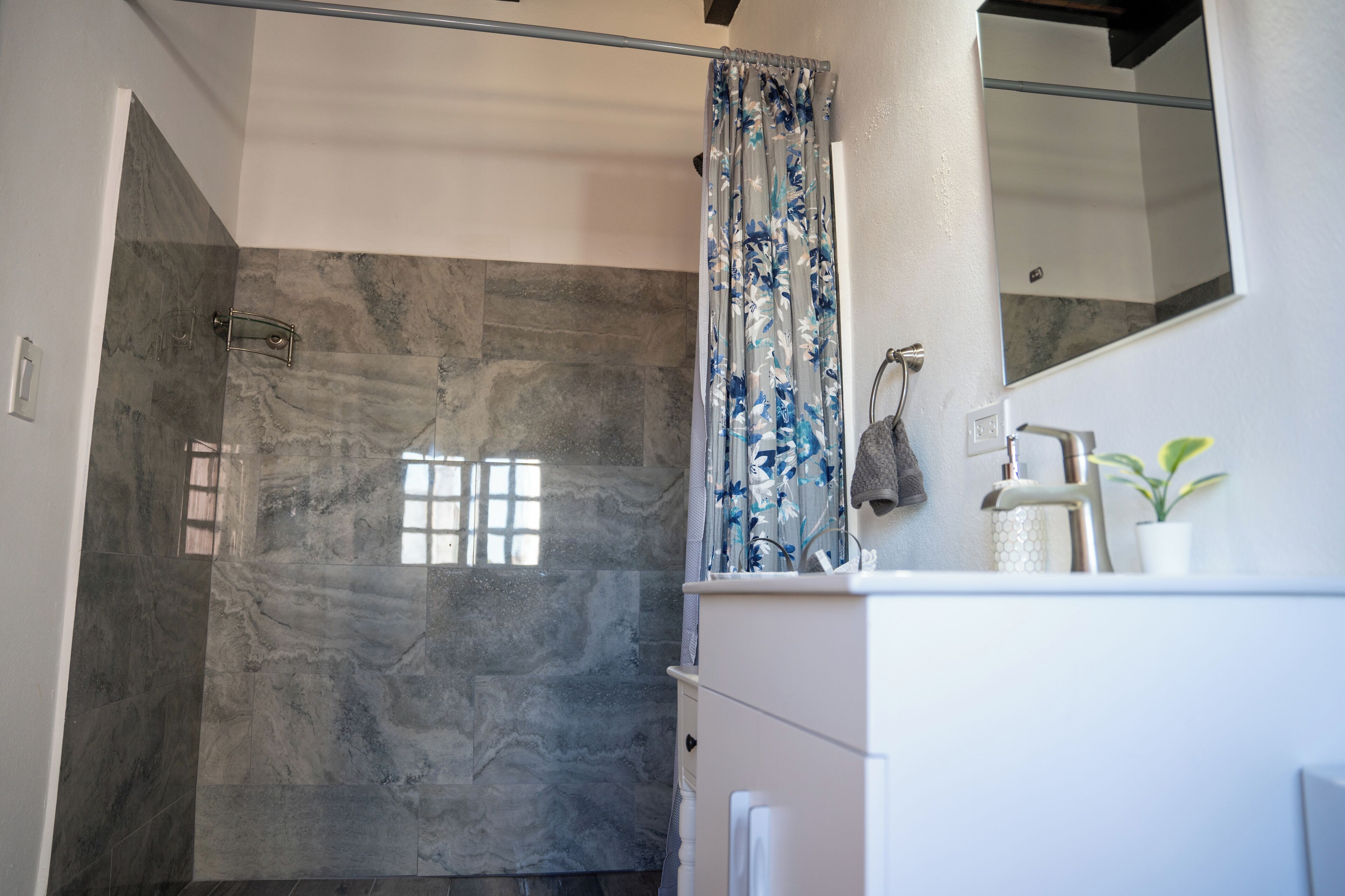 Une salle de bain moderne avec un espace douche et un meuble-lavabo.