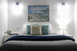 Classic Room | Free WiFi, bed sheets - Hugo's Rental (San Juan)