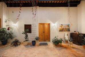 Interior - Hugo's Rental (San Juan)