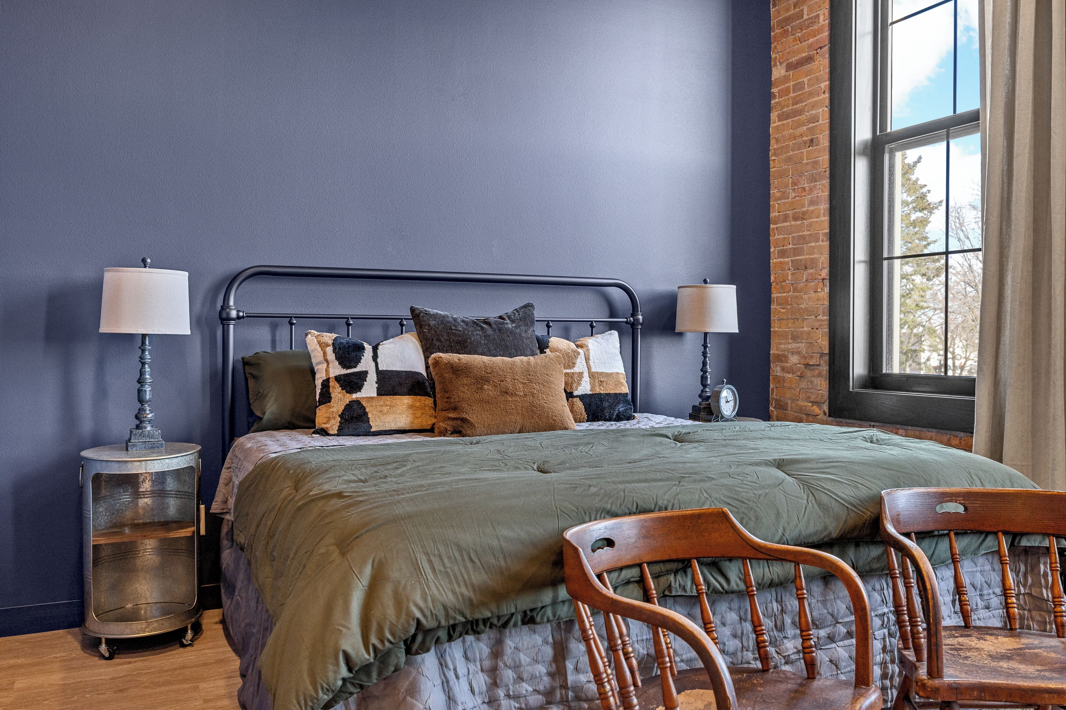 2 chambres, bureau, fer et planche à repasser, lit de bébé portatif