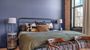 2 chambres, bureau, fer et planche à repasser, lit de bébé portatif