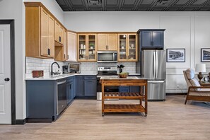 Fridge, microwave, oven, stovetop - Modern + Historic - "Williams Suite" Overlooking DT Williamsburg, IA (Williamsburg)