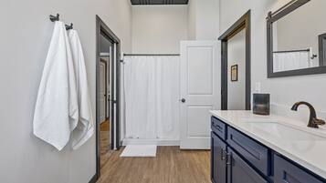 Dutxa, assecador de cabells, tovalloles i sabó