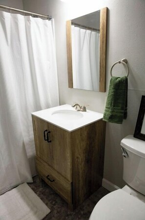 Hair dryer, towels, soap, toilet paper - The Ranch Suite, 1 bed 1 bath

 (Sioux Falls)