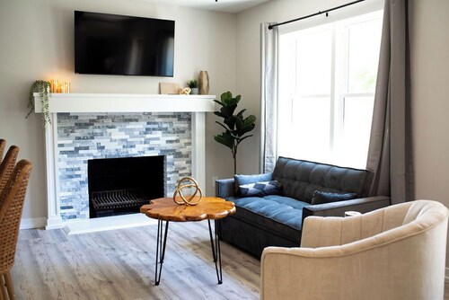 Fully renovated 4 bedroom home in Downtown Overland Park!
