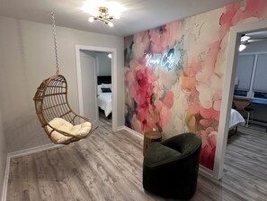 4 makuuhuonetta, työpöytä, silitysrauta/-lauta, vauvan matkasänky