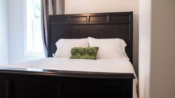 4 quartos, escrivaninha, ferros/tábuas de passar roupa, berço de viagem