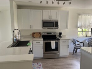 Microwave, oven, stovetop, dishwasher - Charming 2-bedroom townhome with WiFi, AC in peaceful Port Orange. (Port Orange)