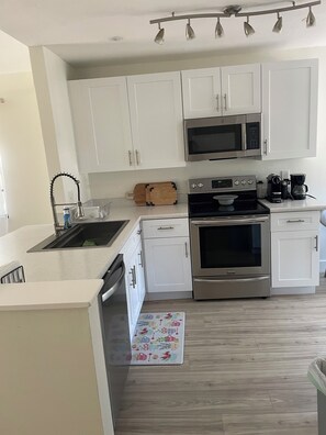 Microwave, oven, stovetop, dishwasher - Charming 2-bedroom townhome with WiFi, AC in peaceful Port Orange. (Port Orange)