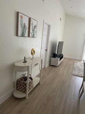 Interior - Charming 2-bedroom townhome with WiFi, AC in peaceful Port Orange. (Port Orange)