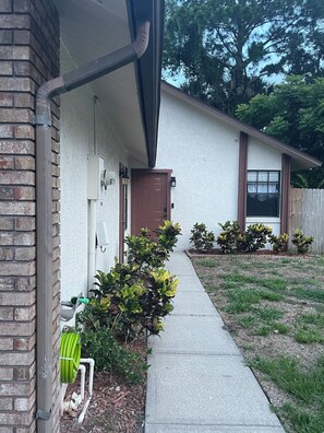 Property grounds - Charming 2-bedroom townhome with WiFi, AC in peaceful Port Orange. (Port Orange)