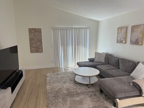 TV - Charming 2-bedroom townhome with WiFi, AC in peaceful Port Orange. (Port Orange)