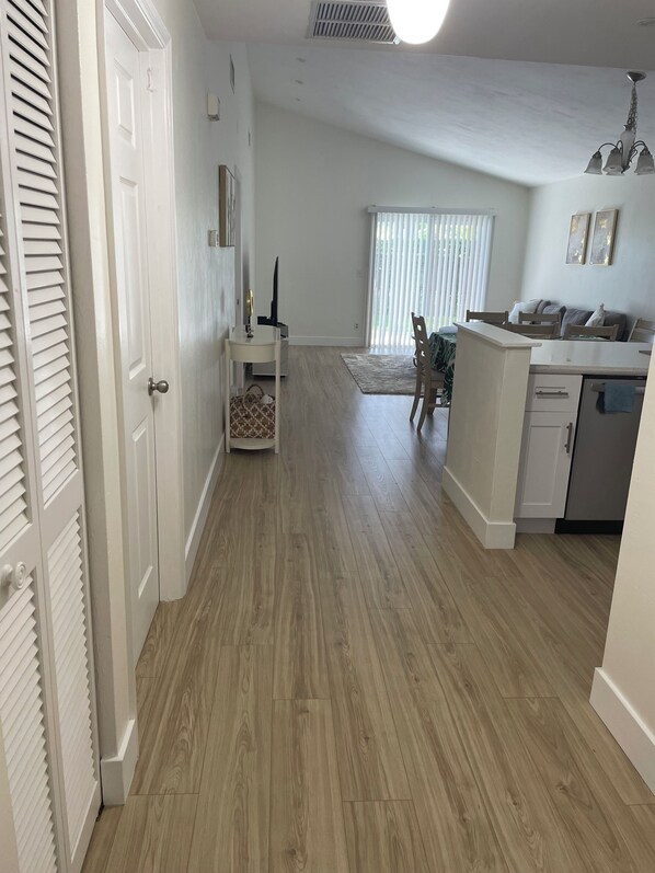 Interior - Charming 2-bedroom townhome with WiFi, AC in peaceful Port Orange. (Port Orange)