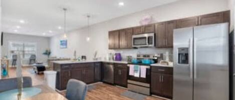 Refrigerador, microondas, horno y parrilla de estufa