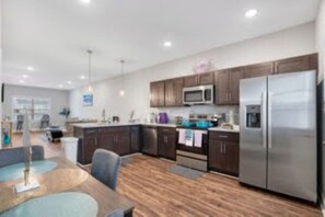 Kylskåp, mikrovågsugn, ugn och spishäll