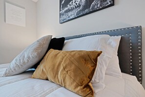 2 soverom, skrivebord, strykejern/-brett og reiseseng for barn