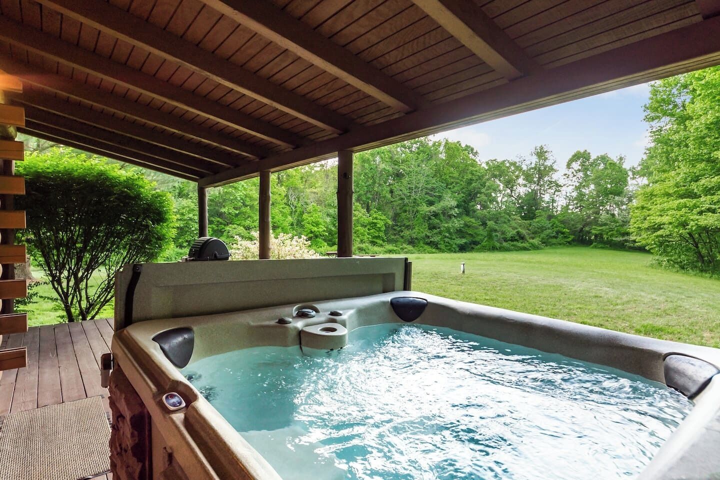 Outdoor spa tub