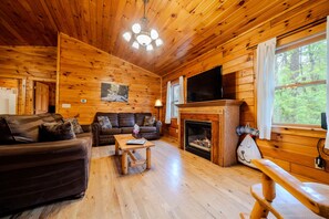 Smart-TV, Kamin, DVD-Player, Bücher