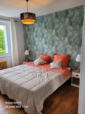 3 makuuhuonetta, silitysrauta/-lauta, vauvan matkasänky, vuodevaatteet