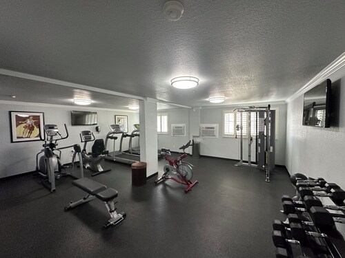 Hotel Suite in Lompoc with Kitchenette, Pool and Complimentary Breakfast