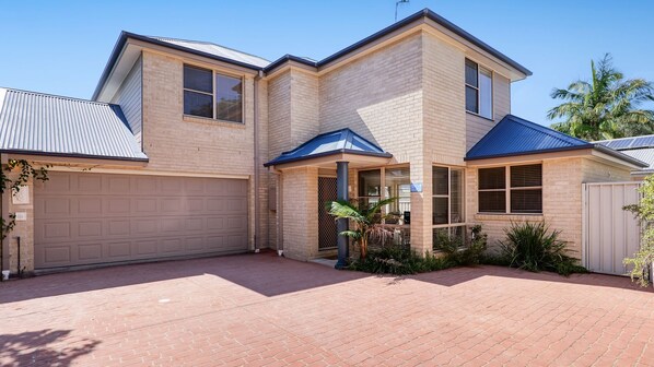 Exterior - Between the Bays Holiday Home in Nelson Bay (Nelson Bay)