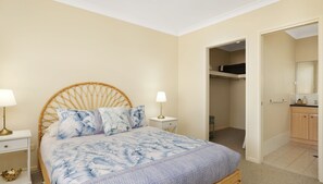 3 bedrooms, iron/ironing board, free WiFi, bed sheets - Between the Bays Holiday Home in Nelson Bay (Nelson Bay)